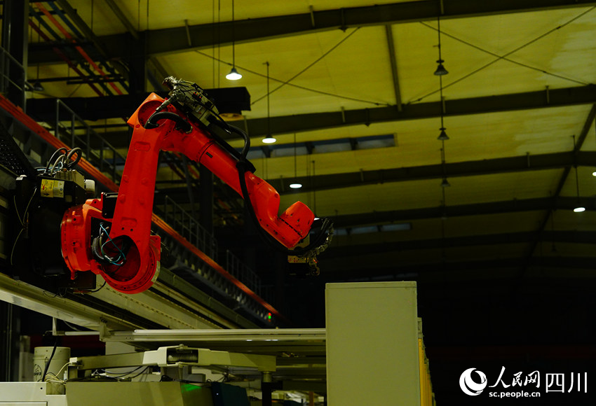 “黑燈產(chǎn)線”在無人狀態(tài)下照常運(yùn)轉(zhuǎn)。人民網(wǎng)記者 王波攝